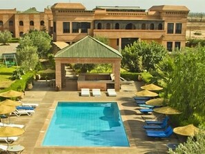Outdoor pool, pool umbrellas, sun loungers - Rrsport & Hotel Maroc (Marrakech)