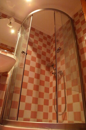 Chambre traditionnelle, 1 chambre, non-fumeur, vue sur la ville (Naima) | Salle de bain | Douche, douche cascade, articles de toilette (gratuits)