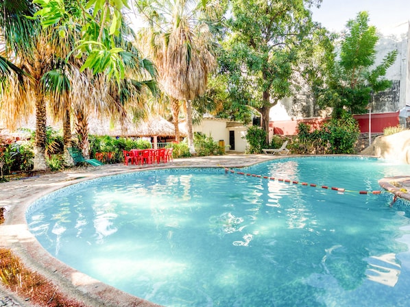 Una piscina al aire libre