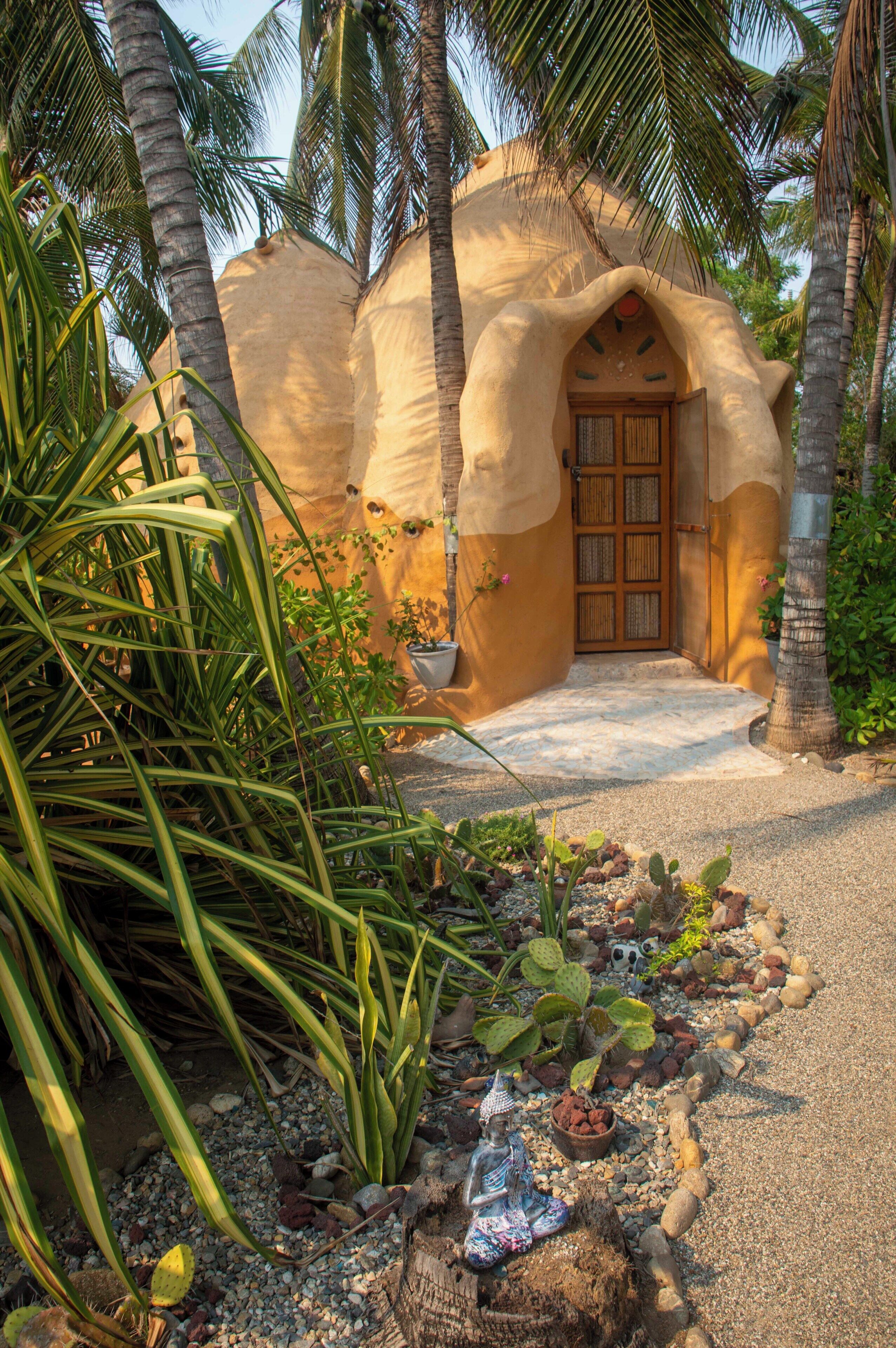 Habitación triple | Decoración personalizada, muebles diferentes y wifi gratis 