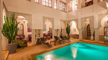Piscina externa, espreguiçadeiras