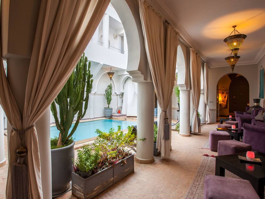 Una piscina al aire libre, sillones reclinables de piscina