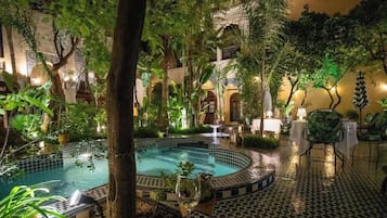 Seasonal outdoor pool, pool umbrellas
