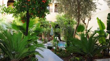 Kauden mukainen ulkouima-allas, aurinkovarjoja