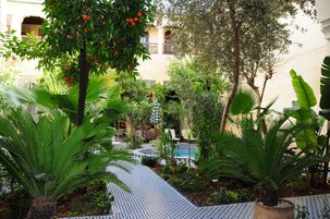 Piscina externa sazonal, guarda-sóis