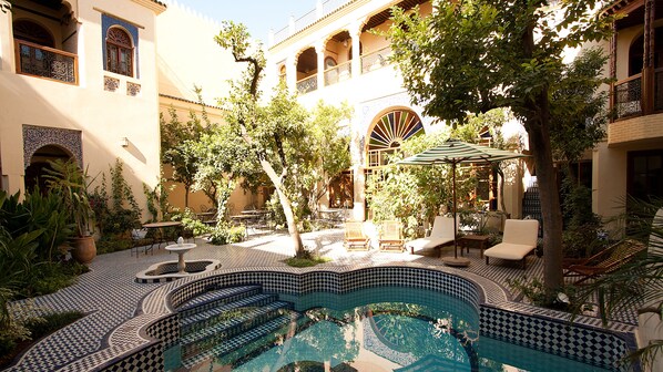 Kolam renang outdoor musiman, dengan payung kolam renang