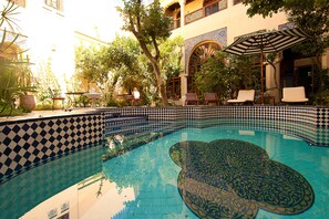 Seasonal outdoor pool, pool umbrellas - Ryad Salama (Fes)