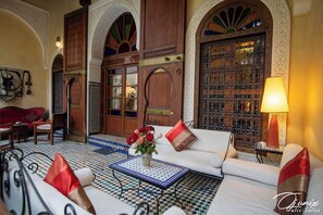 خزنة داخل الغرفة ومكتب وأسرّة أطفال/رضّع (مجانًا) وواي فاي مجانًا