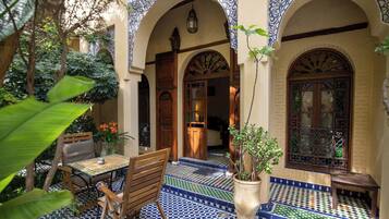 Kahden hengen deluxe-huone (kaksi sänkyä) | Tallelokero huoneessa, työpöytä, ilmaiset vauvansängyt, ilmainen Wi-Fi