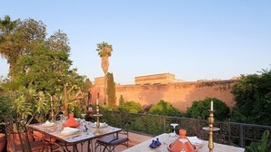 يتم تقديم الإفطار والغداء والعشاء