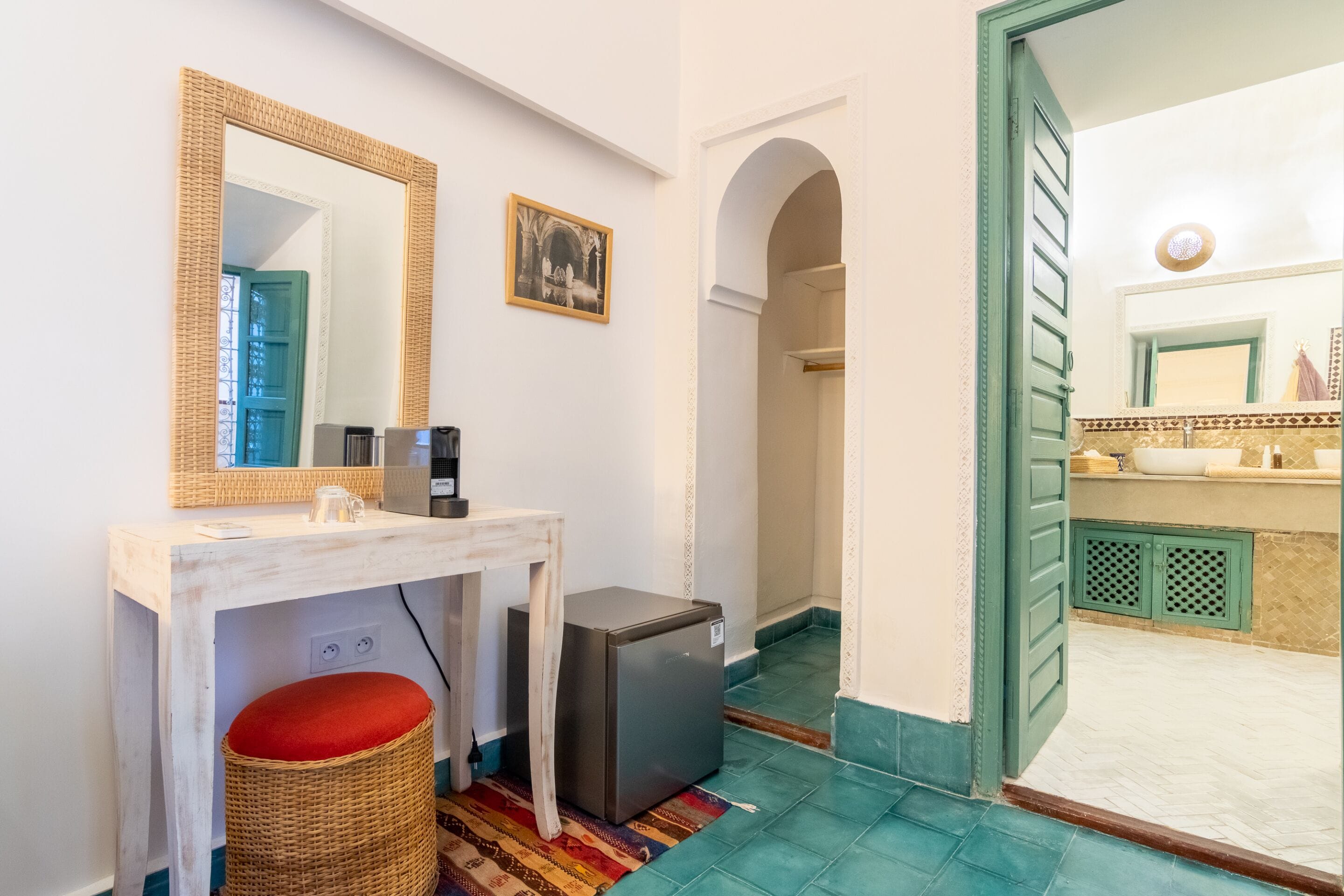 Un baño con espejo, lavamanos e inodoro.