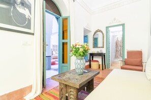 Caja de seguridad en la habitación y decoración personalizada 