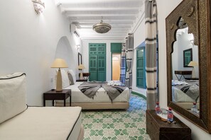 Suite – junior | Safe på rommet, individuelt dekorert, skrivebord og blendingsgardiner