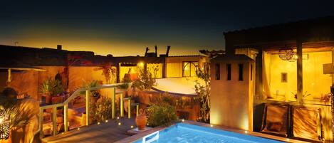 Outdoor pool, sun loungers