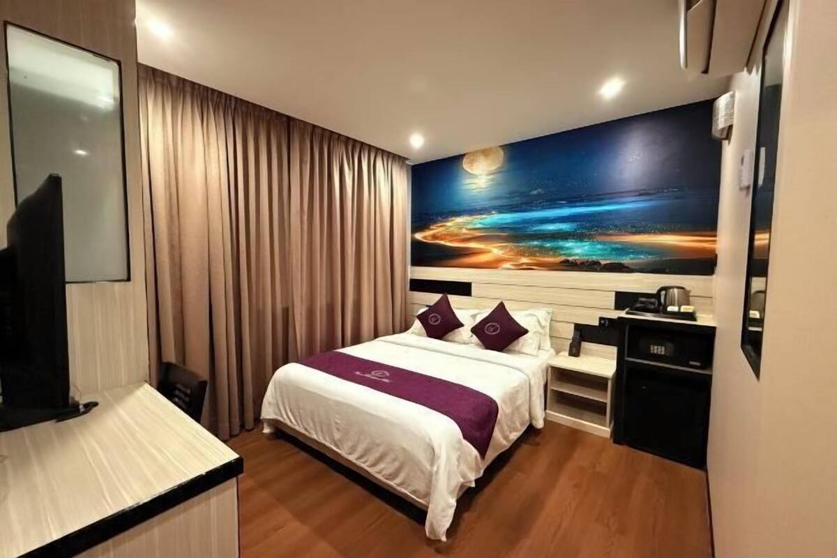 Egyptian cotton sheets, in-room safe, individually furnished, desk