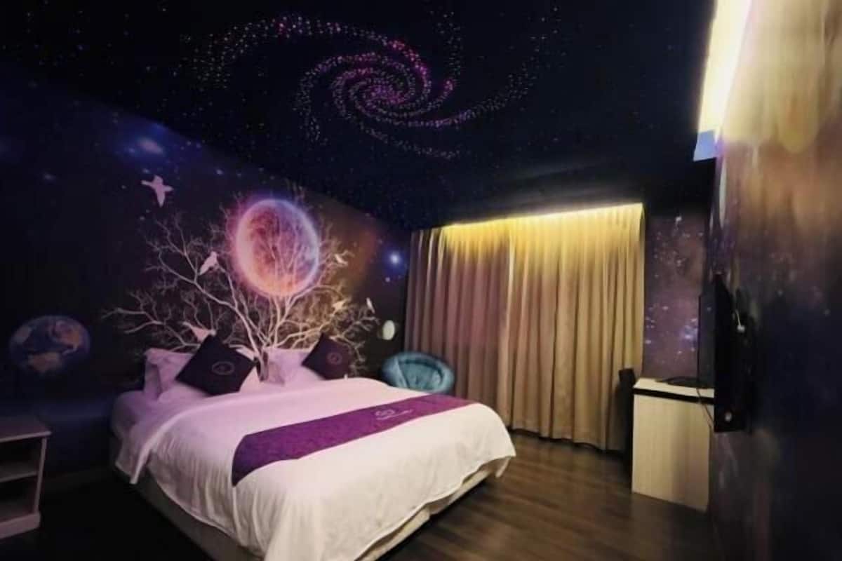 Sábanas de algodón egipcio y caja de seguridad en la habitación