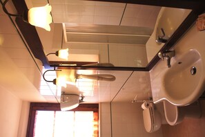 Shower, free toiletries, hair dryer, bidet