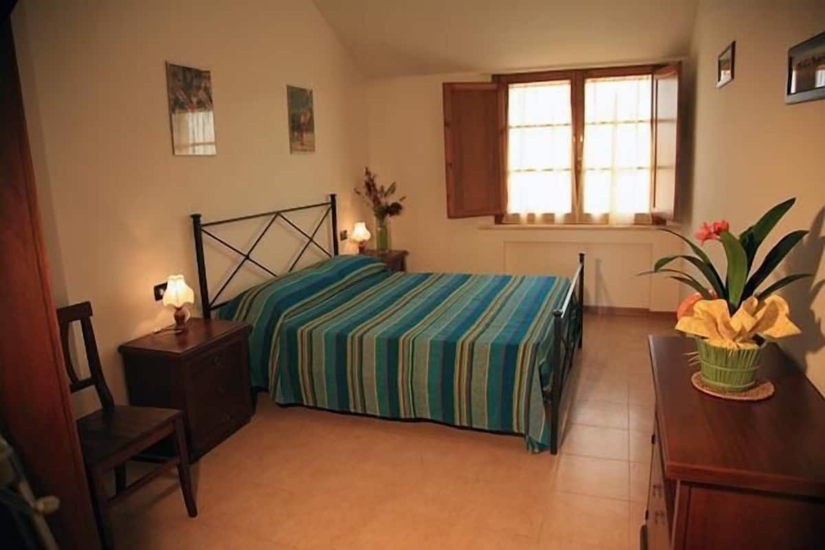 Caja de seguridad en la habitación y escritorio