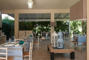 Serveert lunch en diner, lokale gerechten