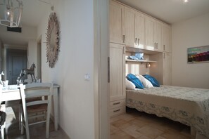 In-room safe, free WiFi, bed sheets