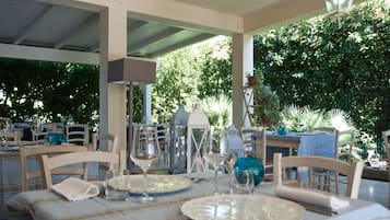 Daily buffet breakfast (EUR 12 per person)