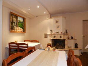 Daily buffet breakfast (PLN 25 per person)