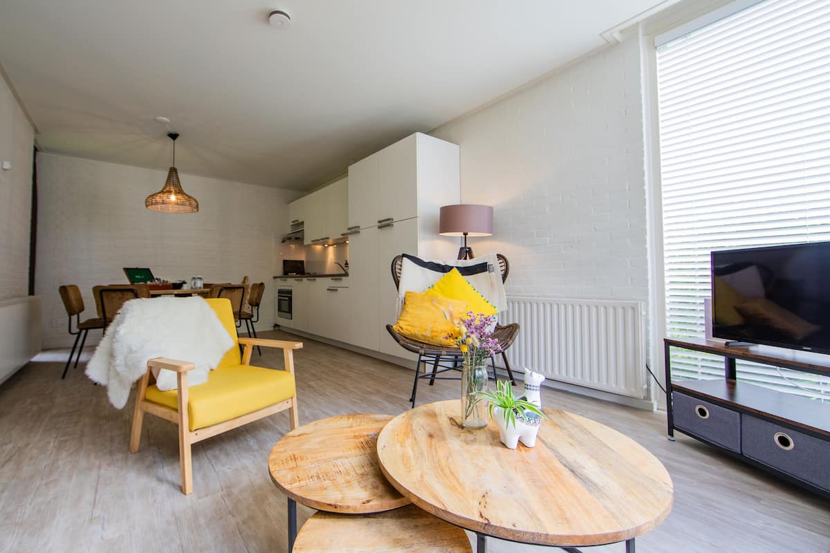 Family Cabin | Living area | LCD TV, books