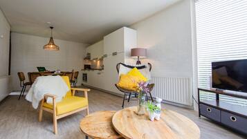 Familiehytte | Oppholdsområde | LCD-TV og bøker