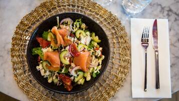 Un'insalata con diversi ingredienti su un tavolo di marmo.