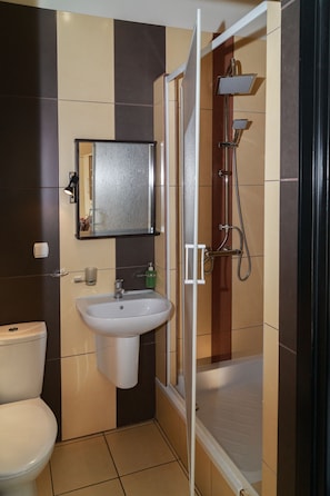 Apartment | Bathroom | Shower, free toiletries, hair dryer, towels - Willa Mewa (Gdynia)