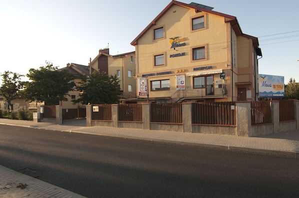 A two-story building with a sign for 'Miejska Mewa' and 'POJODJE' indicating a restaurant and parking. - Willa Mewa (Gdynia)