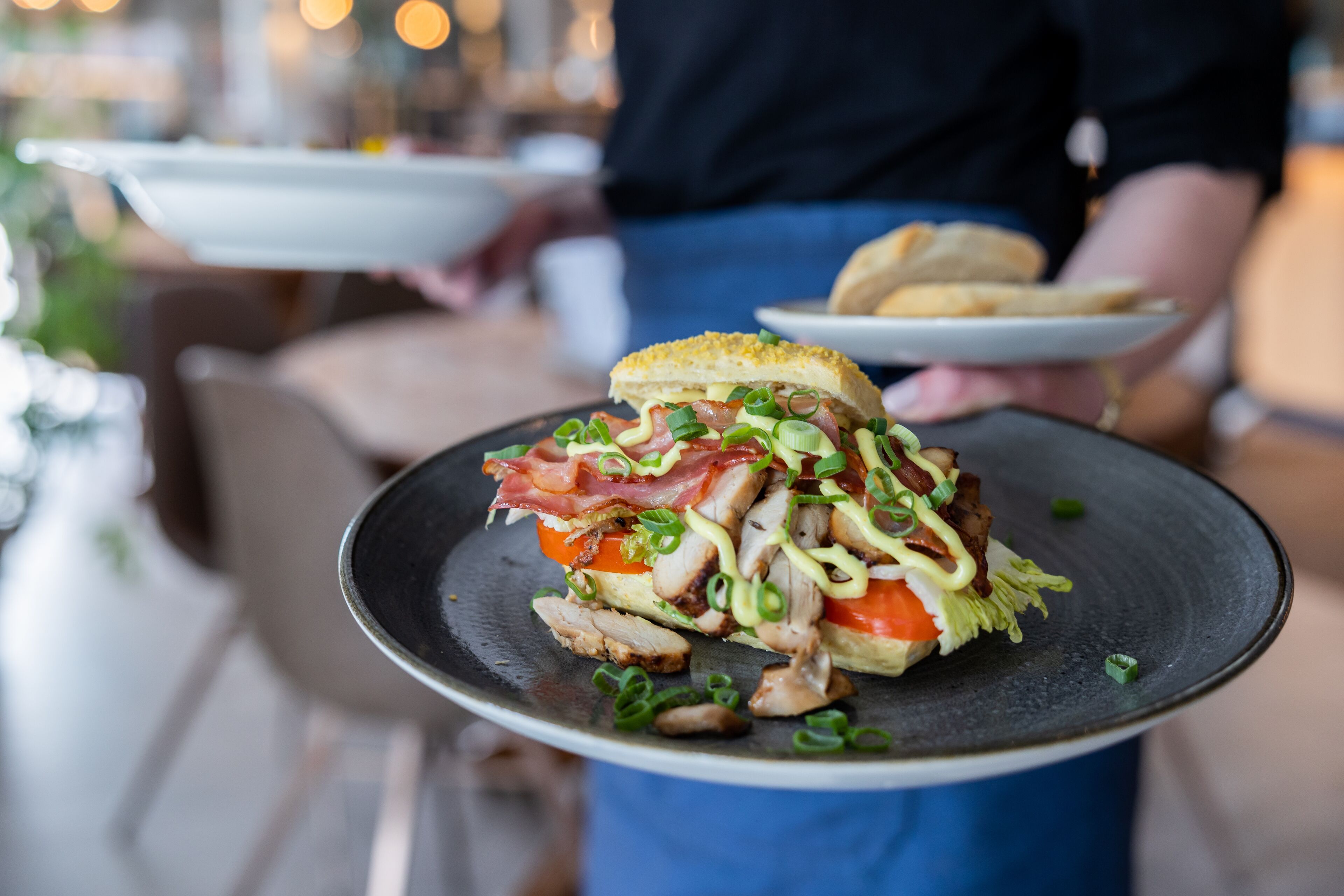 Un sándwich con diferentes ingredientes en un plato.