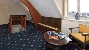 Double Room | Living area | Flat-screen TV - Hotel De Kroon (Gennep)