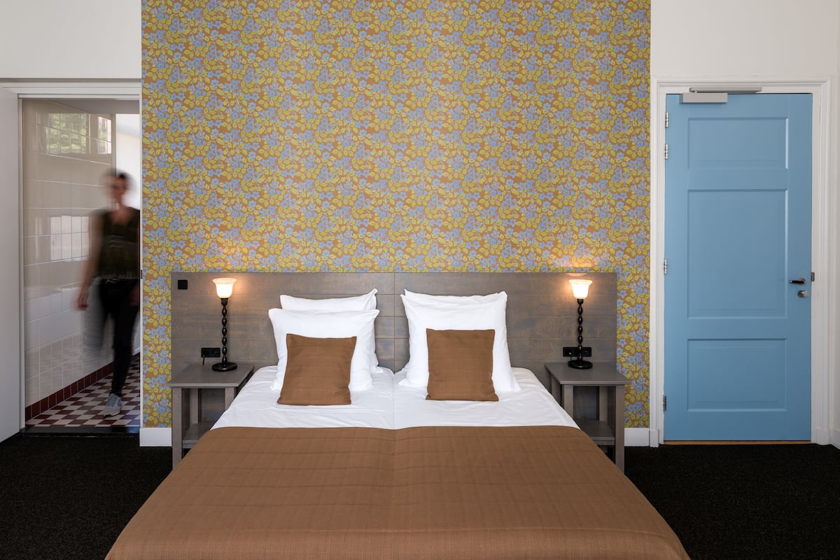 deluxe room, 2 single beds, garden view | desk, blackout curtains, cots/infant beds, rollaway beds