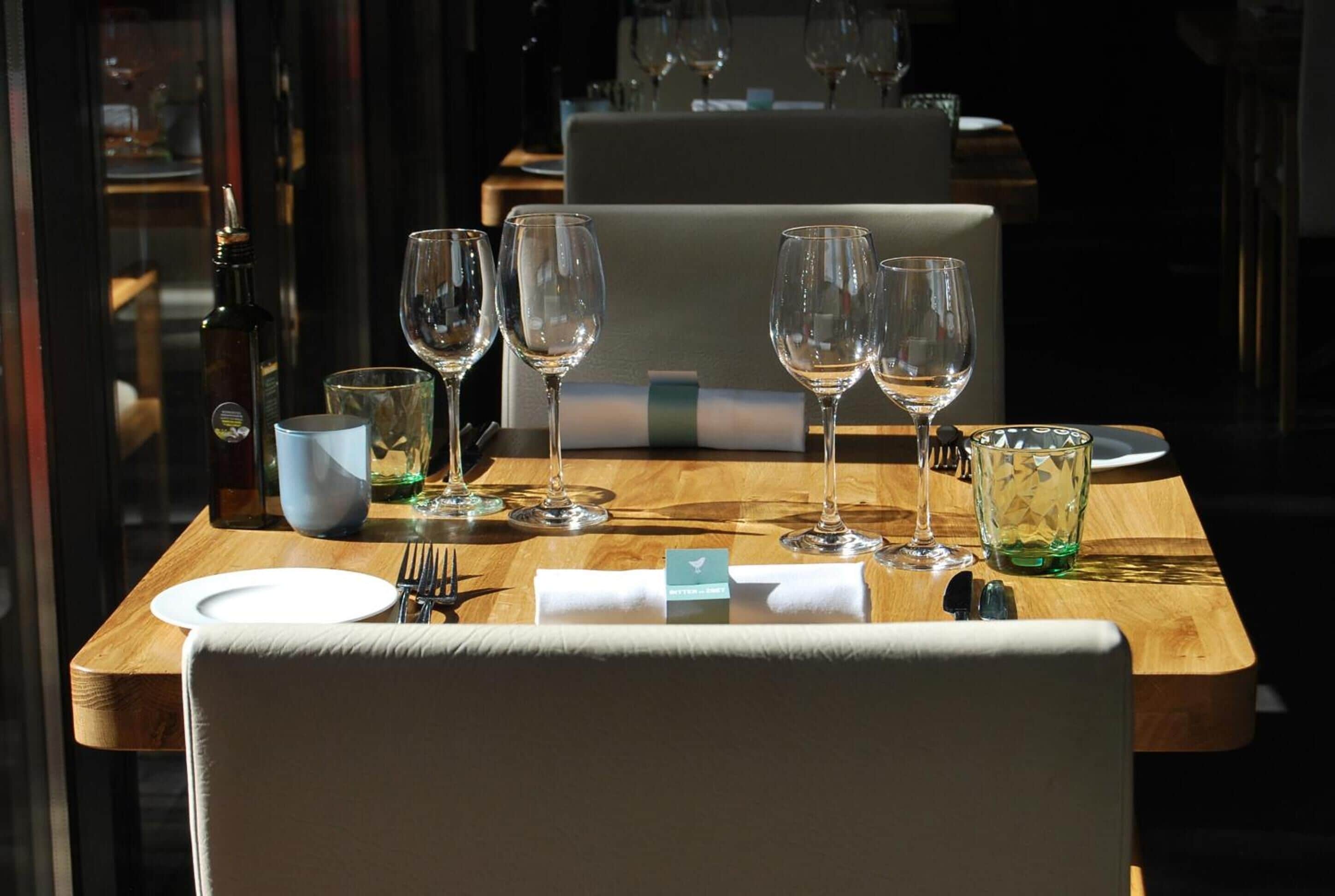 lunch and dinner served, international cuisine