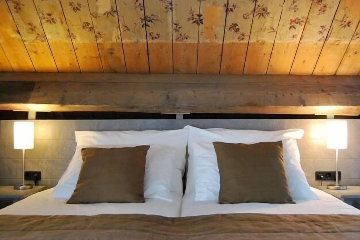 comfort room, 2 single beds, garden view | desk, blackout curtains, cots/infant beds, rollaway beds