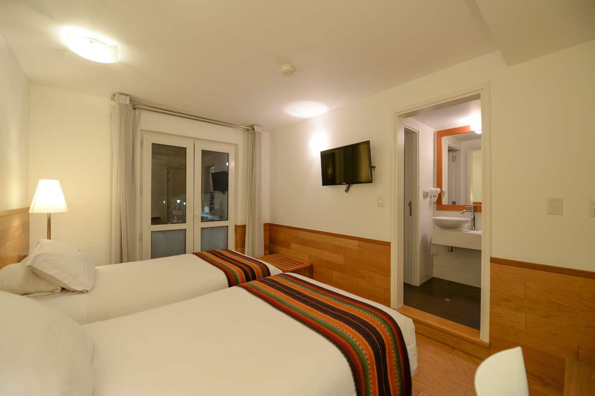 Hypo-allergenic bedding, in-room safe, desk, blackout drapes