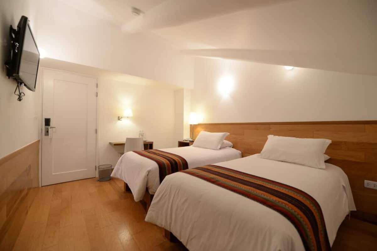 Ropa de cama hipoalergénica, caja fuerte, escritorio y cortinas opacas