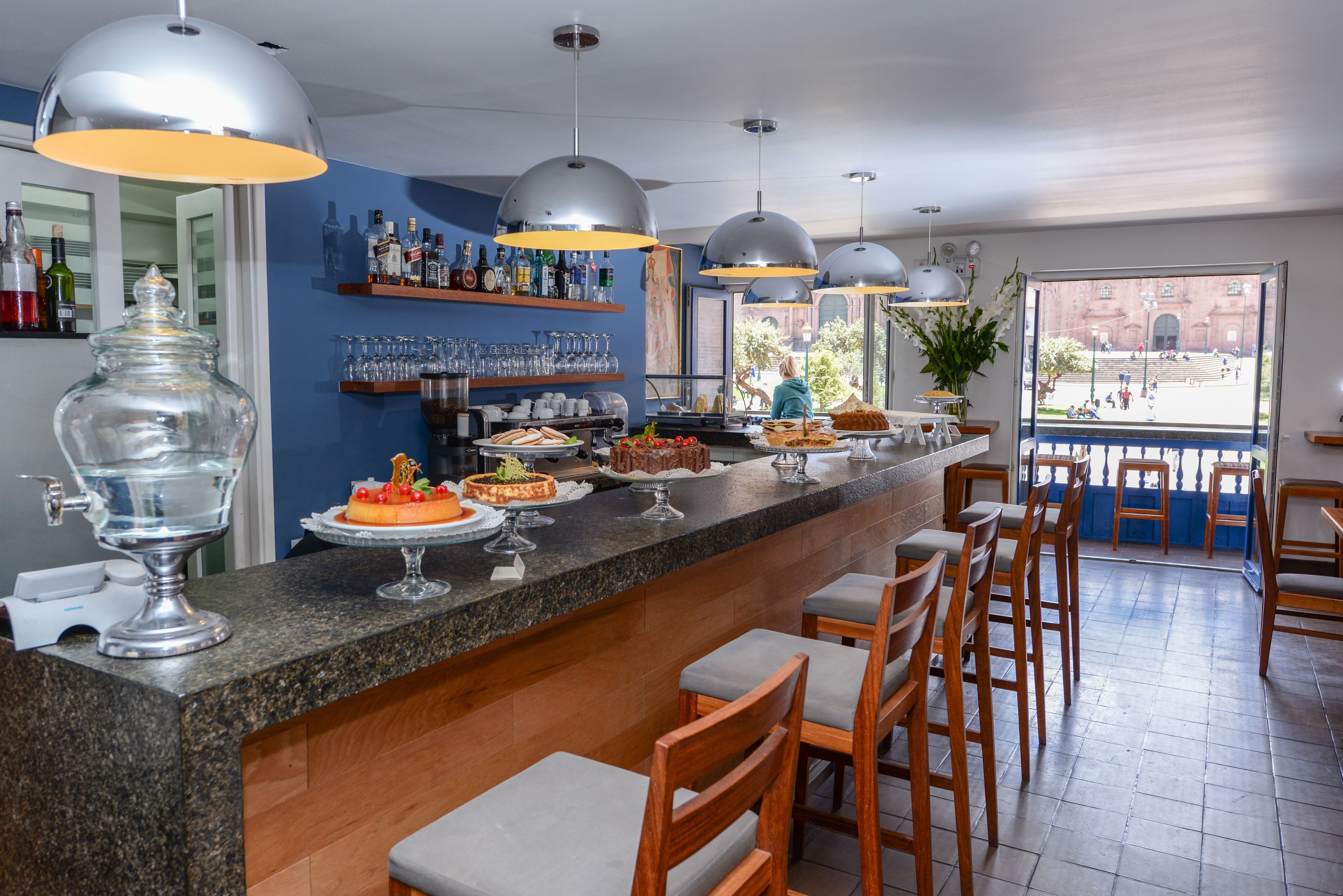 breakfast, lunch, dinner served; international cuisine