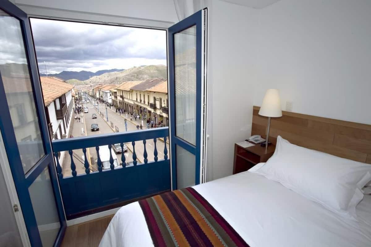Hypo-allergenic bedding, in-room safe, desk, blackout curtains