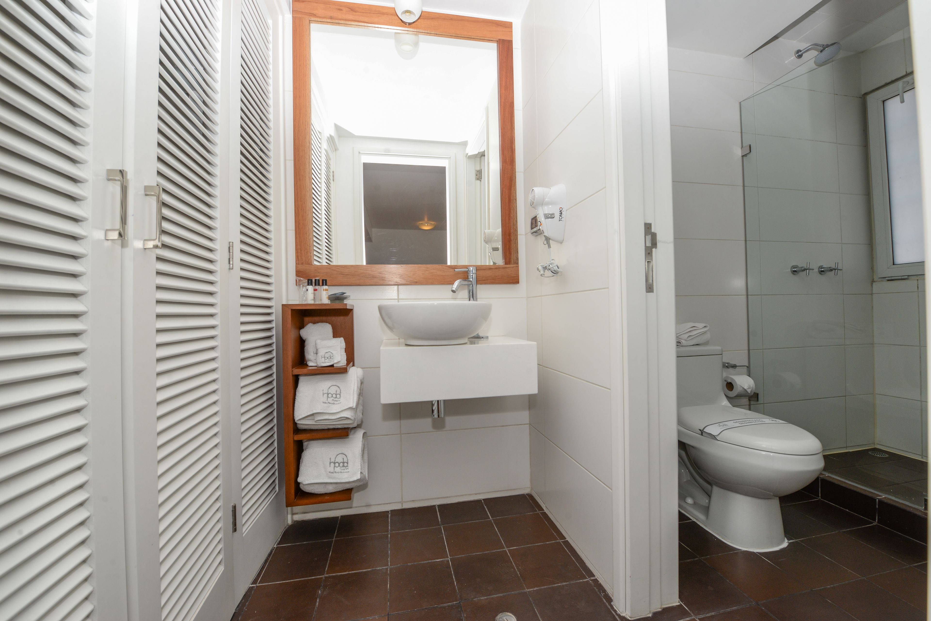 shower, rainfall showerhead, free toiletries, hair dryer