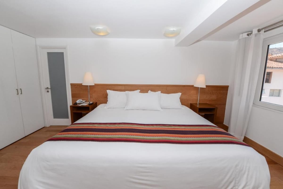 Ropa de cama hipoalergénica, caja fuerte, escritorio y cortinas opacas