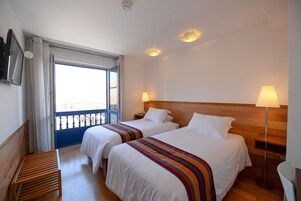 Værelse med 2 enkeltsenge - 2 enkeltsenge | Allergivenligt sengetøj, pengeskab på værelset, skrivebord