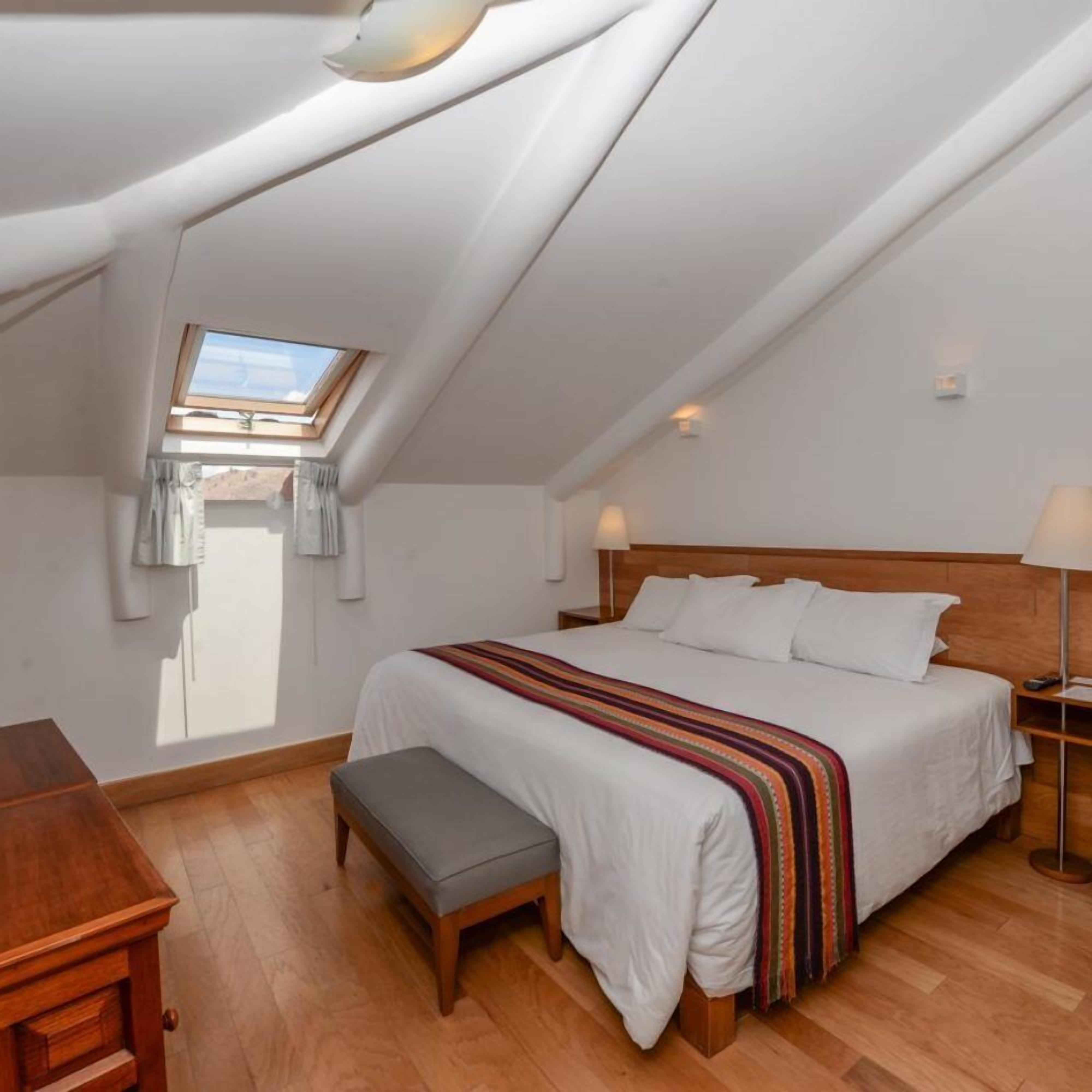 Hypo-allergenic bedding, in-room safe, desk, blackout drapes