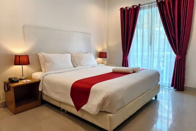 In-room safe, desk, free WiFi