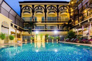 Outdoor pool, pool loungers