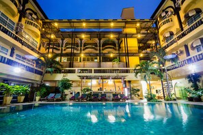 Outdoor pool, pool loungers - Zing Resort & Spa (Pattaya)