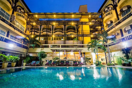 Outdoor pool, pool loungers. Zing Resort & Spa