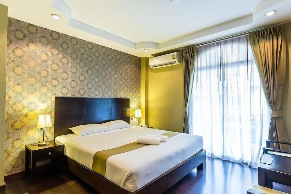 In-room safe, desk, free WiFi
