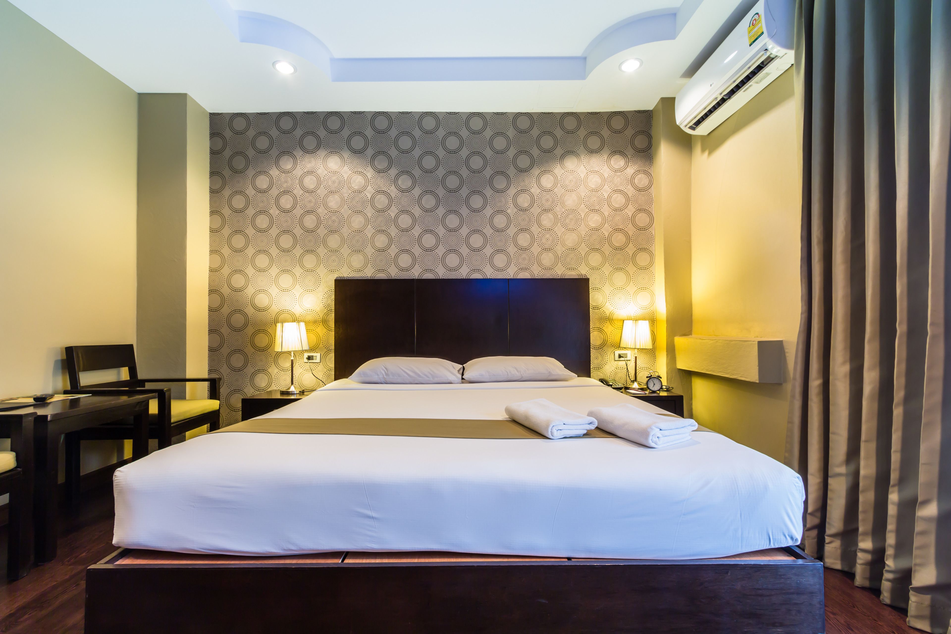 Deluxe Room (Plus) | In-room safe, desk, WiFi (free)